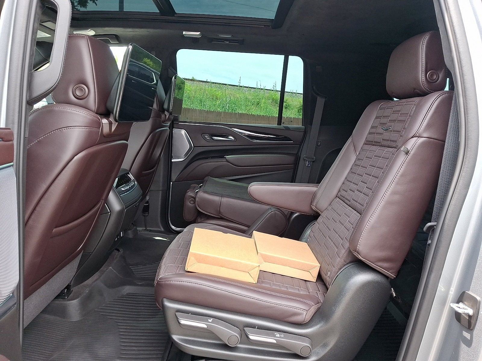 Certified 2024 Cadillac Escalade ESV V w/ LPO, ONYX Package AWD/4WD image 10