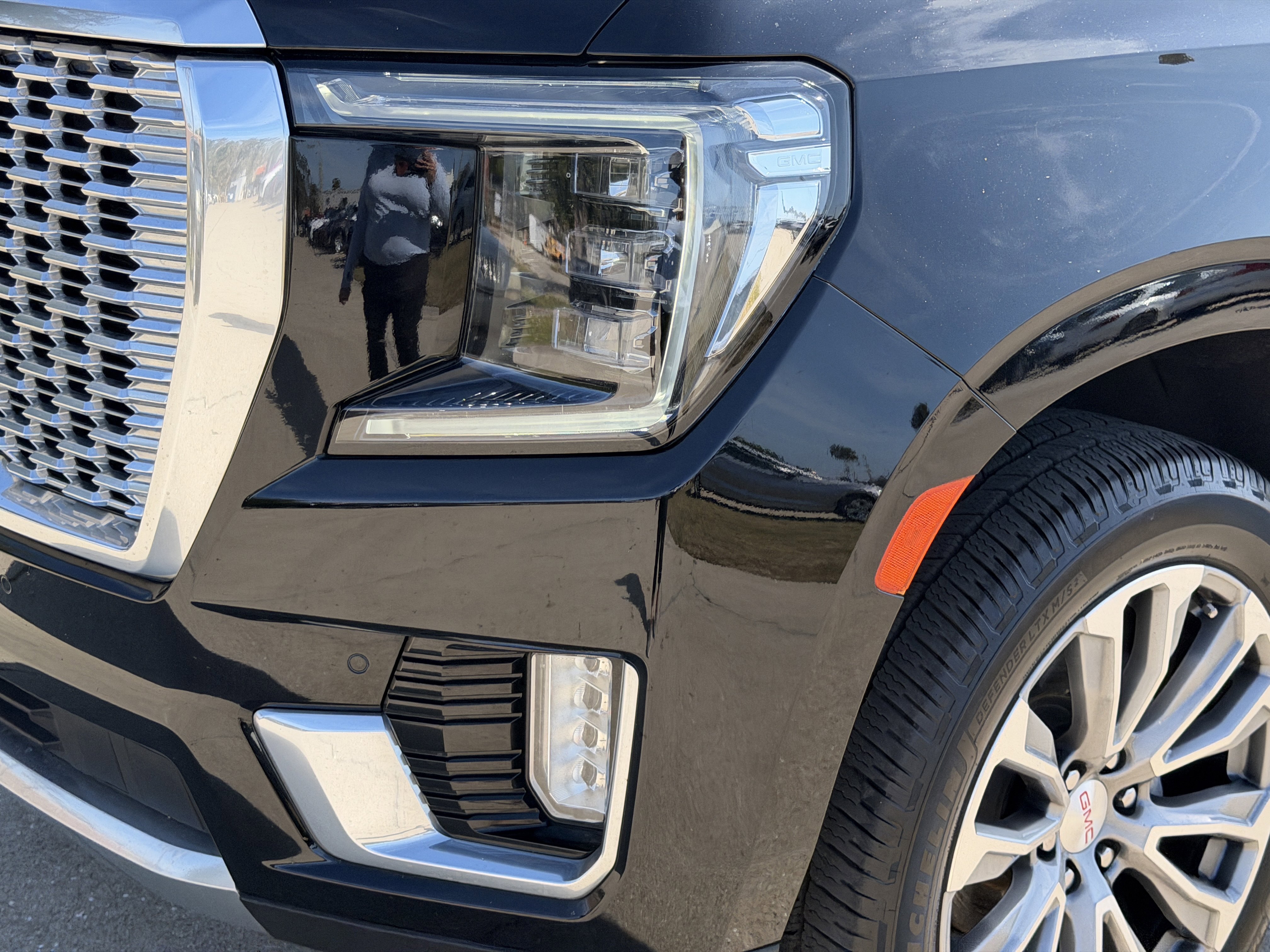 Used 2021 GMC Yukon Denali w/ Denali Premium Package image 8