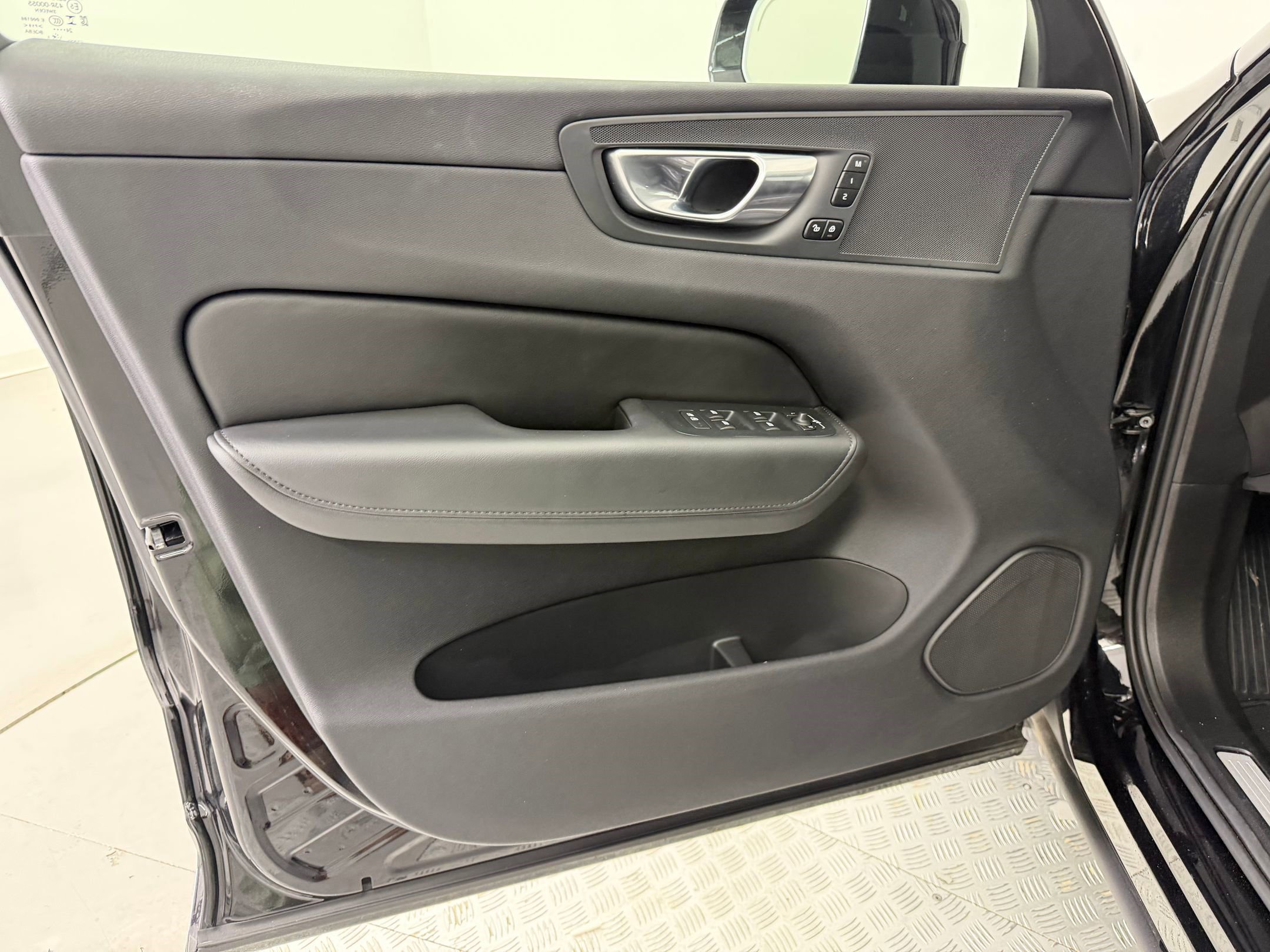 Used 2025 Volvo XC60 B5 Plus image 24