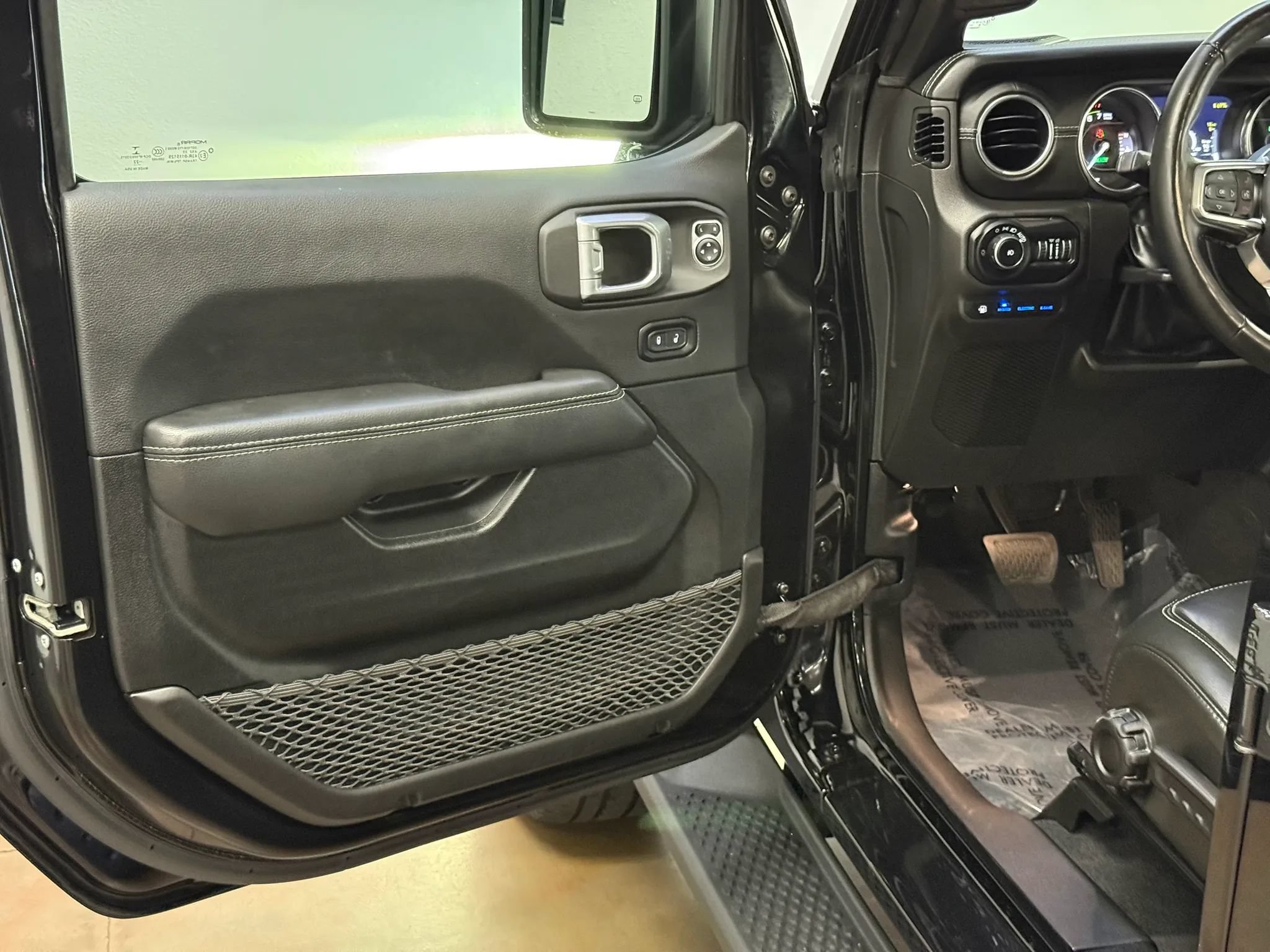 Used 2022 Jeep Wrangler Unlimited Sahara w/ Cold Weather Group AWD/4WD image 18