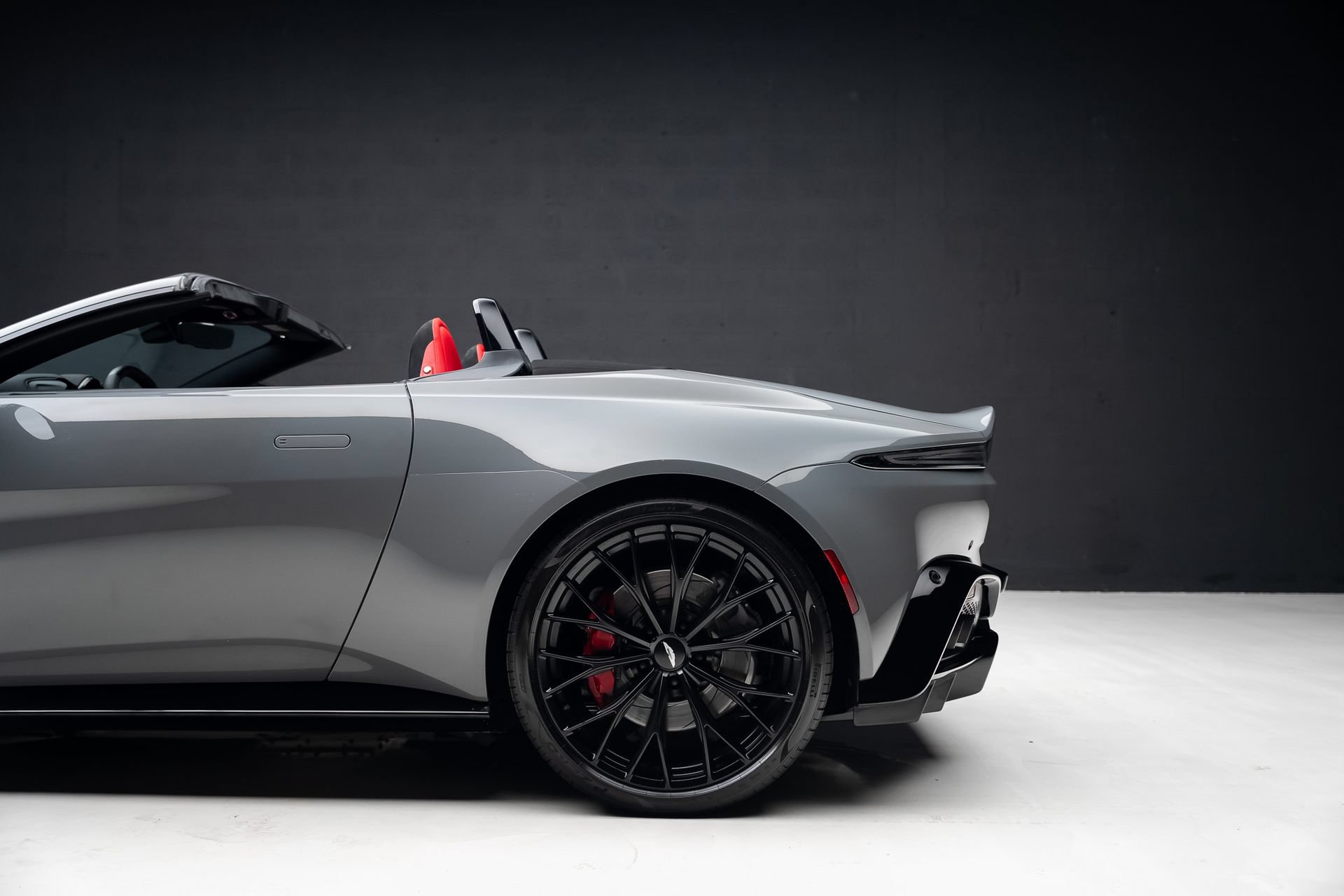 Used 2023 Aston Martin V8 Vantage Roadster RWD image 22