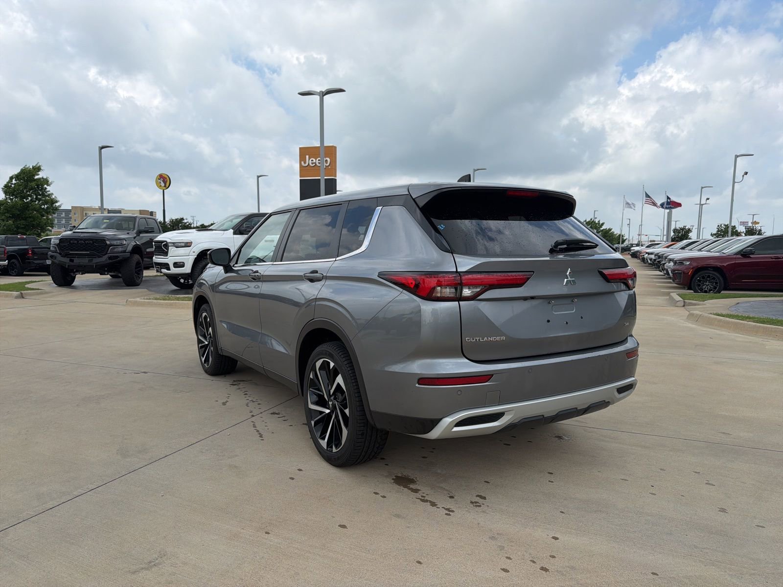 Used 2024 Mitsubishi Outlander SE AWD/4WD image 3