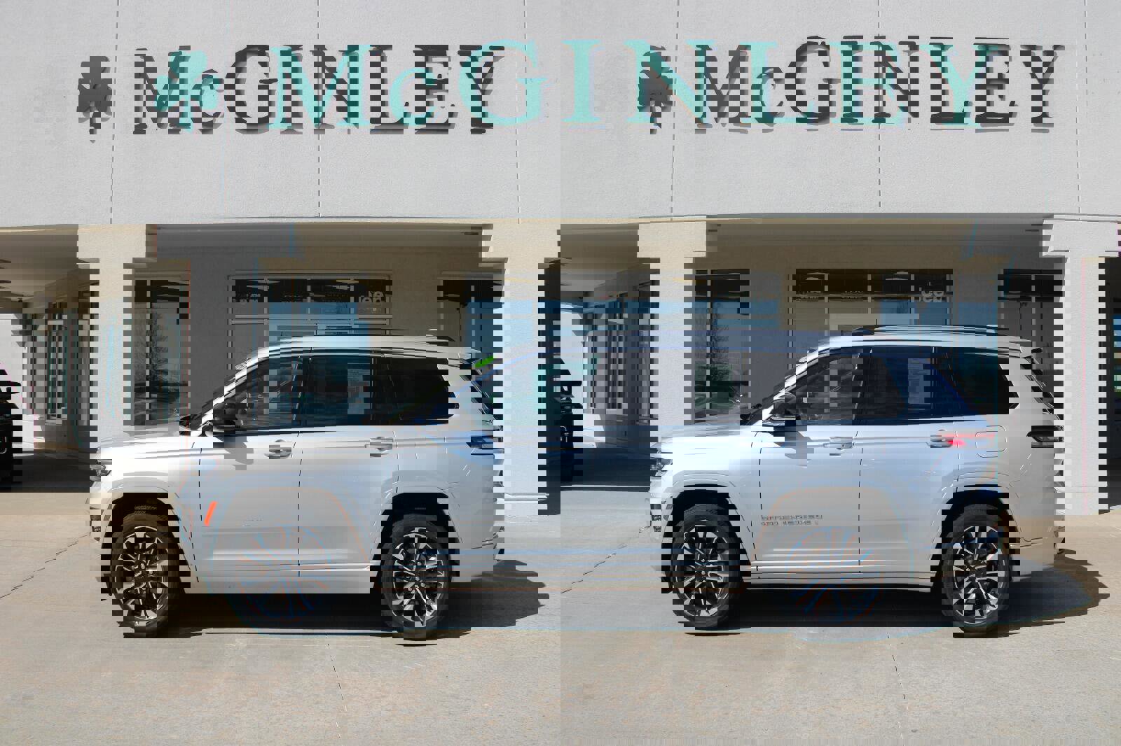 Used 2021 Jeep Grand Cherokee L Overland w/ Luxury Tech Group IV image 1