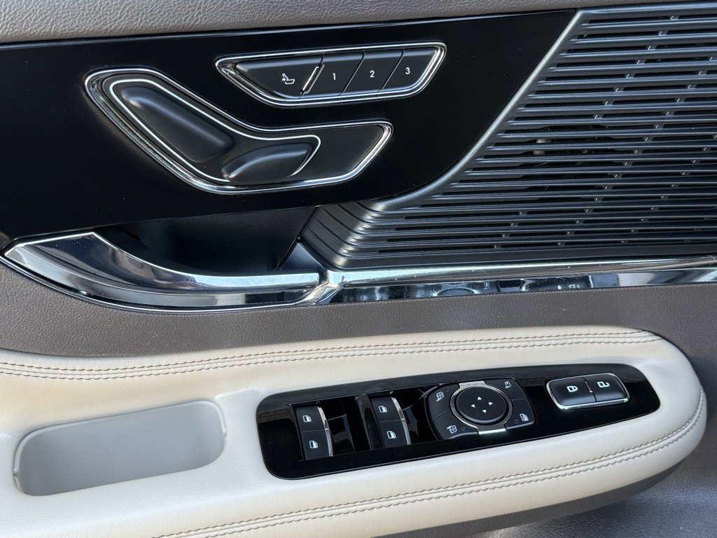 Used 2020 Lincoln Corsair AWD w/ Equipment Group 101A image 11