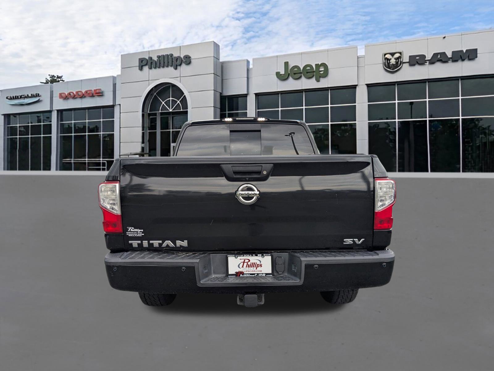 Used 2017 Nissan Titan SV RWD image 4