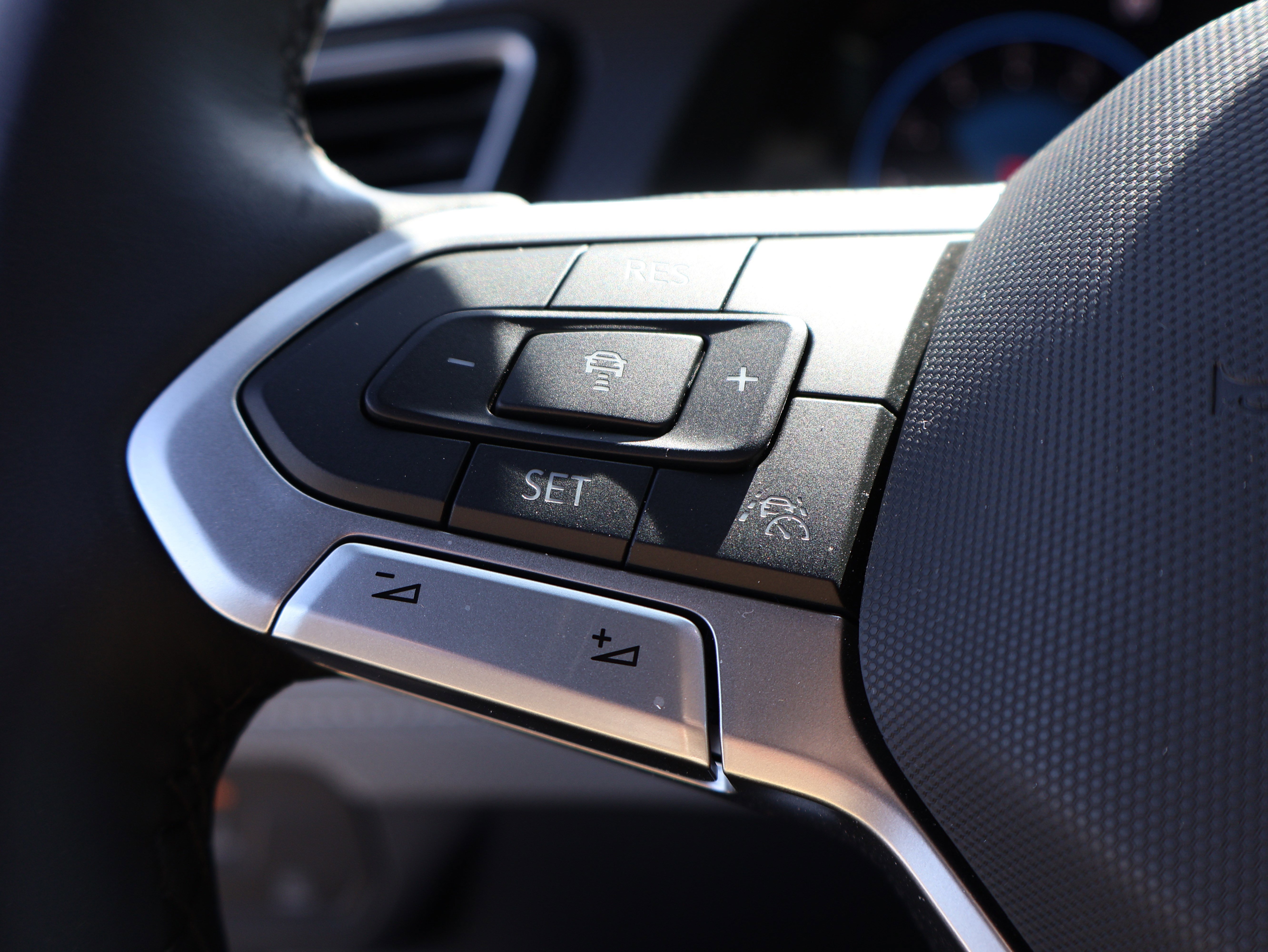 Used 2025 Volkswagen Atlas Cross Sport SEL R-Line AWD/4WD image 41