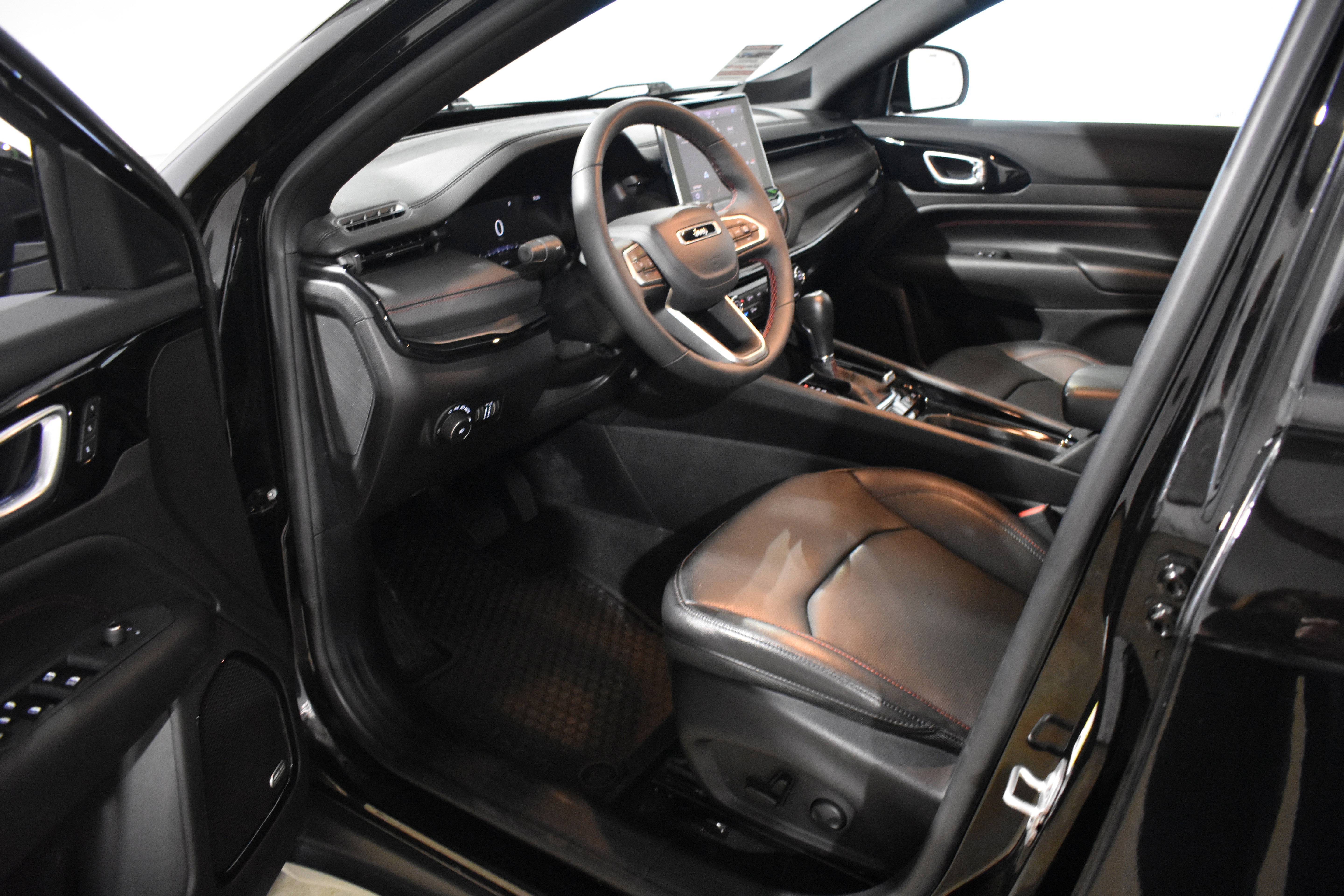 Used 2025 Jeep Compass Trailhawk w/ Trailhawk Elite Group image 23