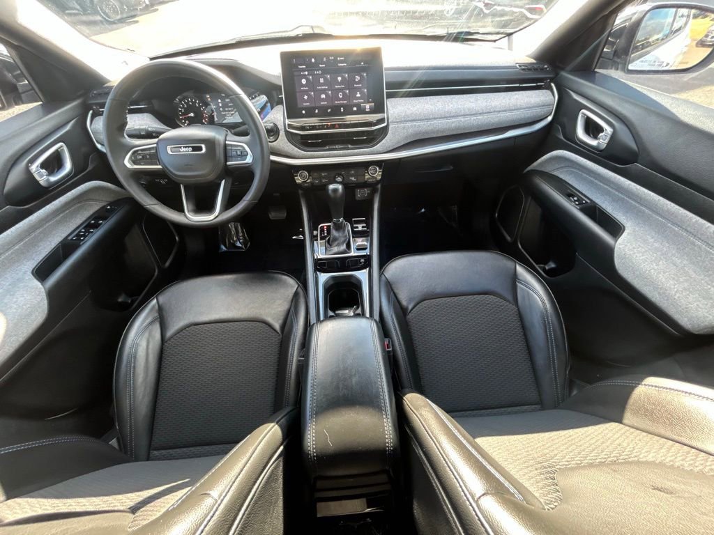 Used 2023 Jeep Compass Latitude image 4