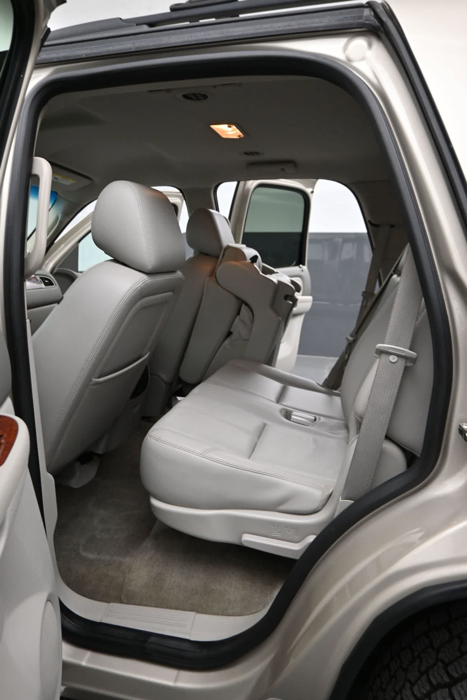 Used 2014 Chevrolet Tahoe LT w/ Luxury Package RWD image 15
