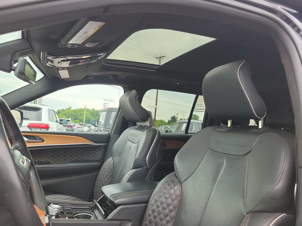 Used 2023 Jeep Grand Cherokee Summit AWD/4WD image 34