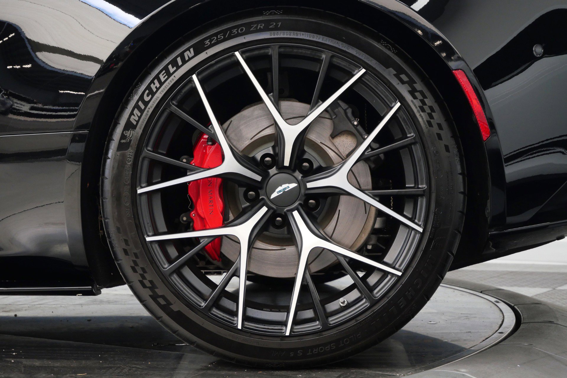 Used 2025 Aston Martin DB12 Convertible RWD image 11