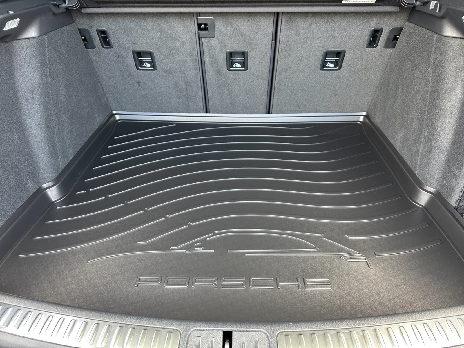 Certified 2026 Porsche Macan AWD/4WD image 17