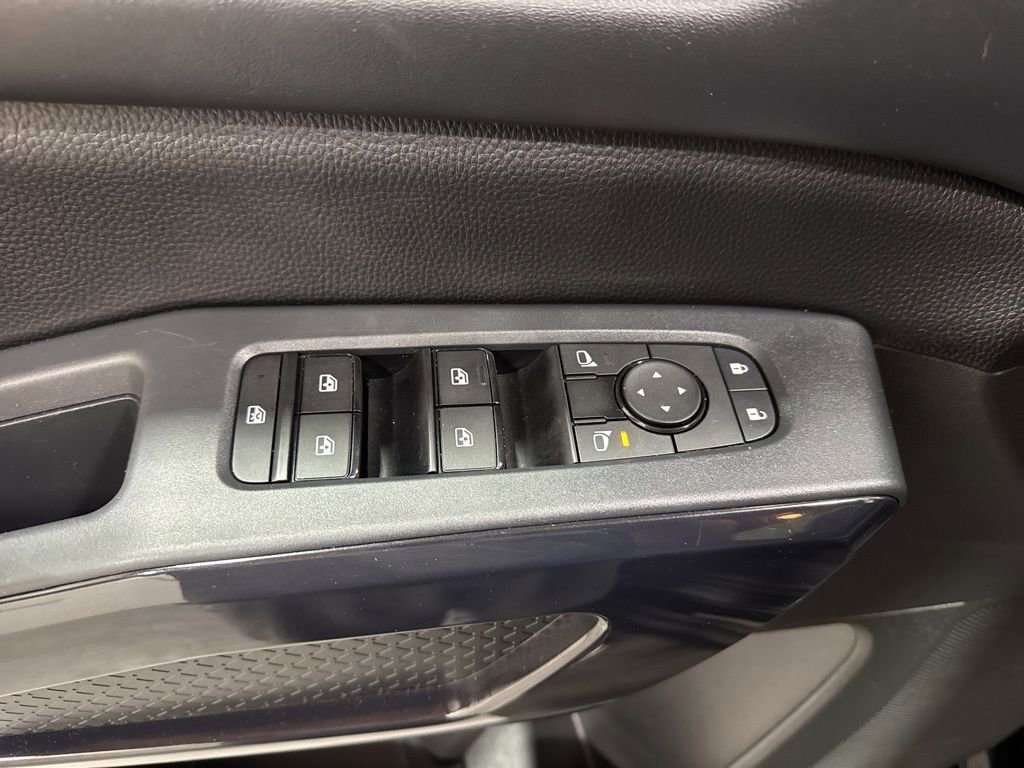 Used 2025 Nissan Pathfinder SV image 9