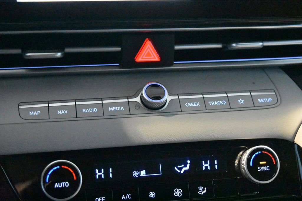 Used 2025 Hyundai Elantra Limited image 13