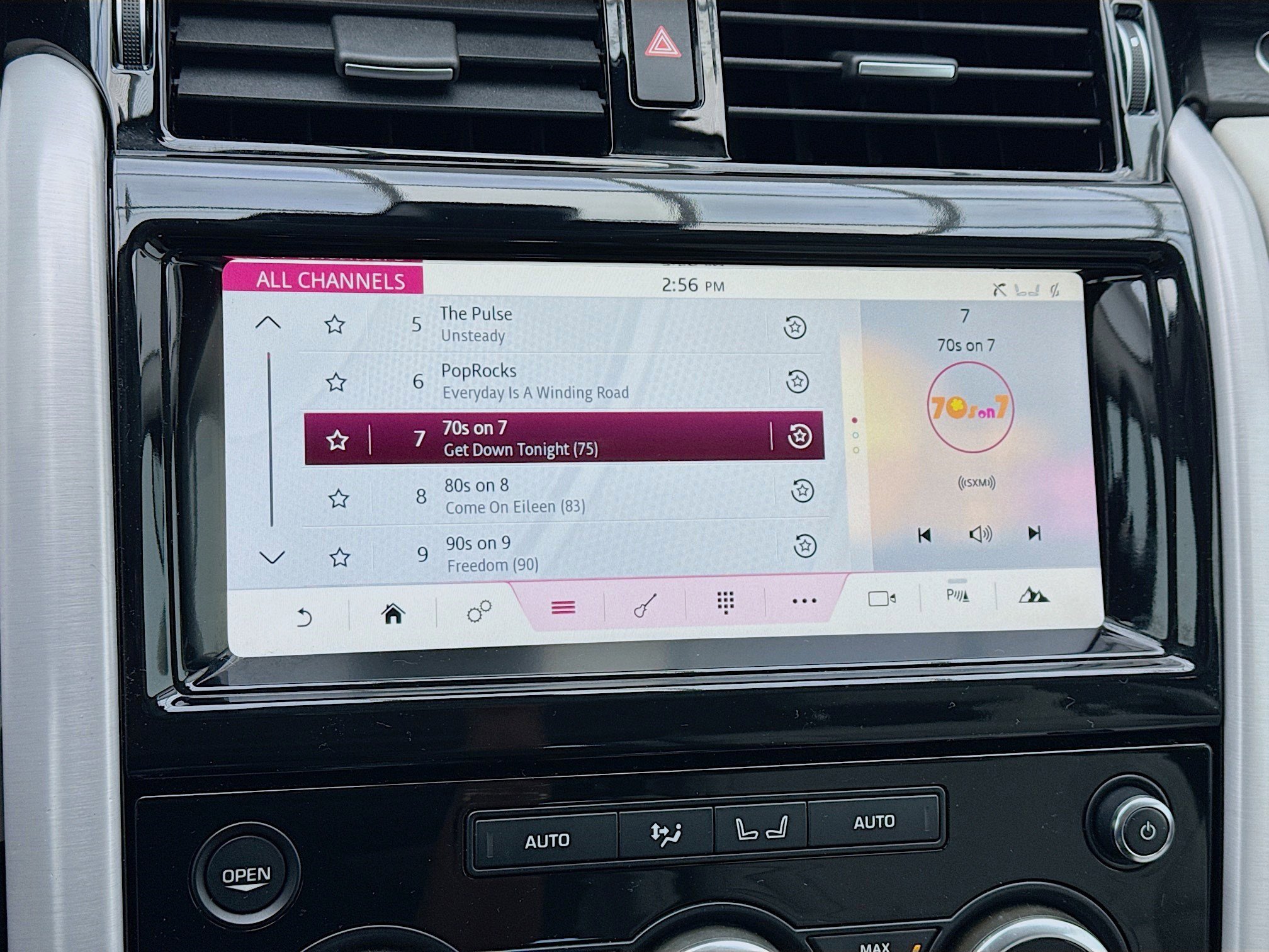 Used 2018 Land Rover Discovery HSE image 11