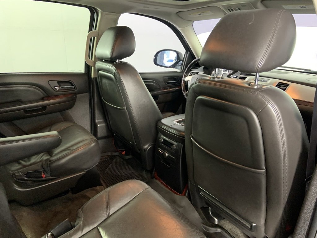 Used 2013 Cadillac Escalade Premium image 29