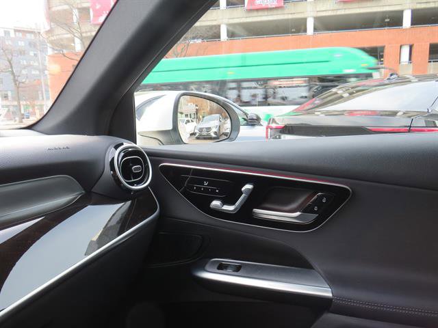 Used 2025 Mercedes-Benz GLC 300 4MATIC image 17