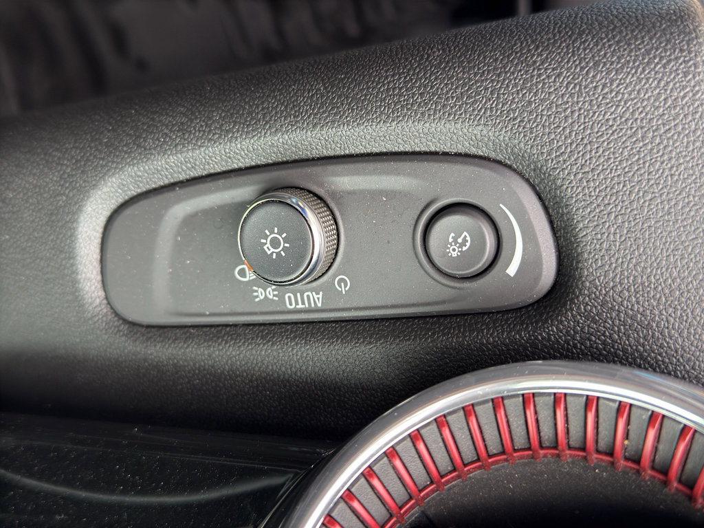 Used 2025 Chevrolet Trax RS w/ Sunroof Package image 17