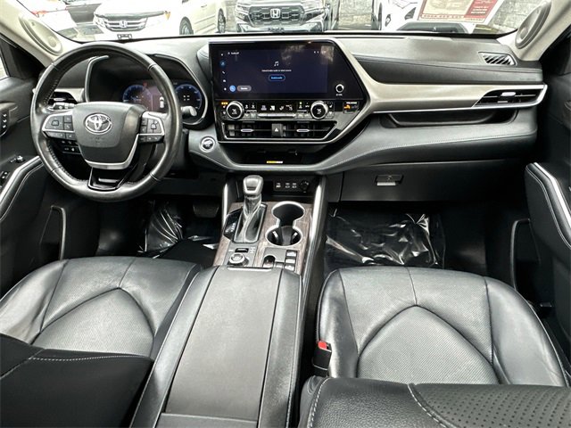 Used 2023 Toyota Highlander Limited image 17