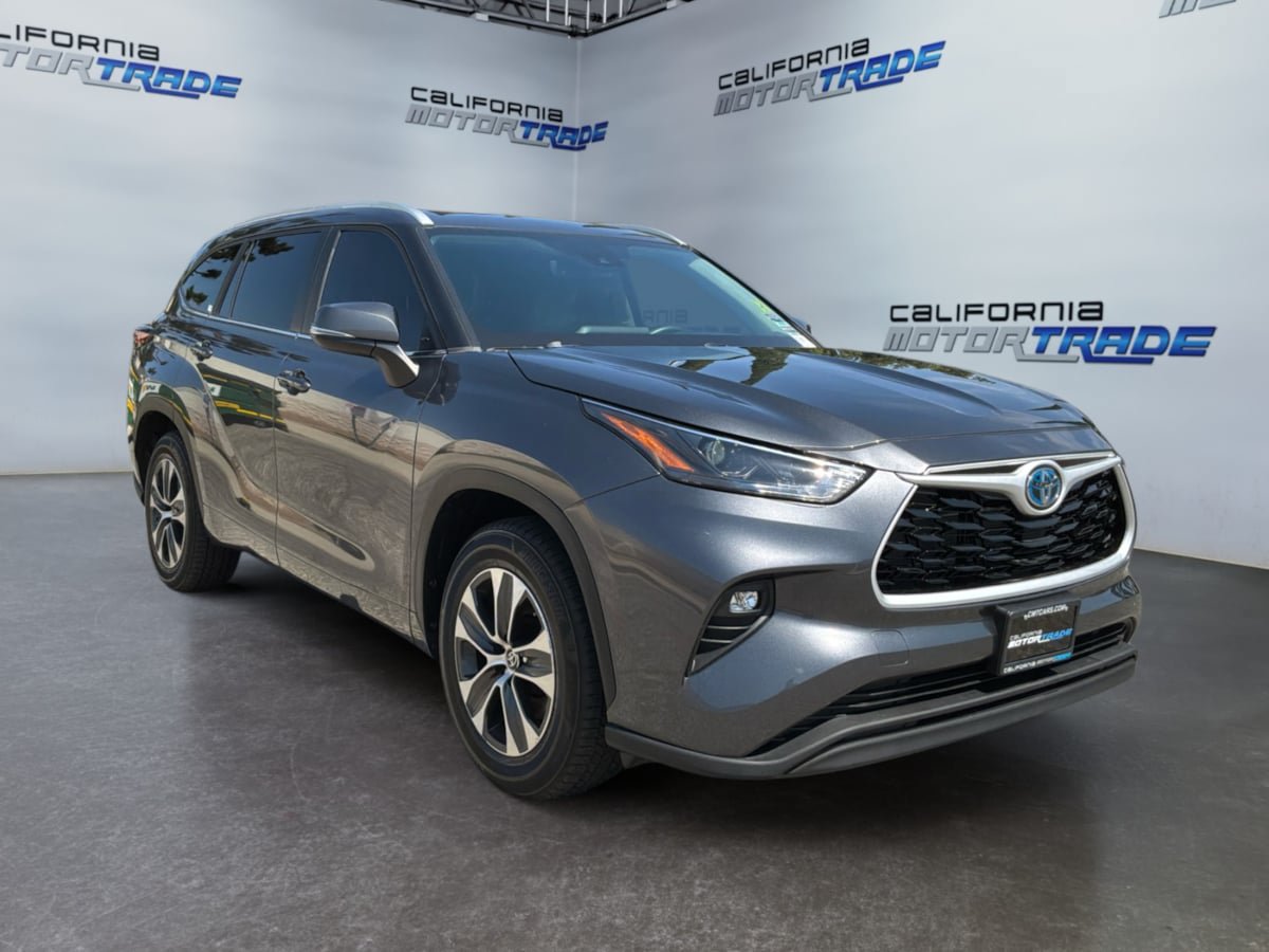 Used 2023 Toyota Highlander XLE FWD image 3