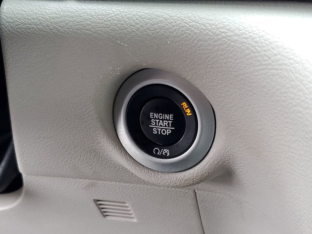 Used 2023 Chrysler Pacifica Touring-L image 18