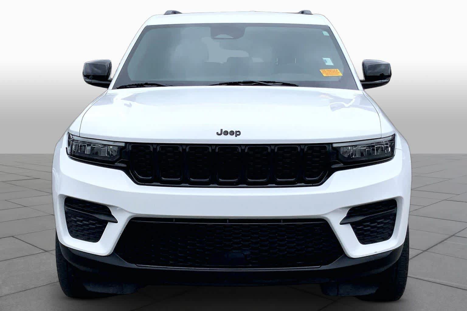 Used 2022 Jeep Grand Cherokee Altitude AWD/4WD image 5