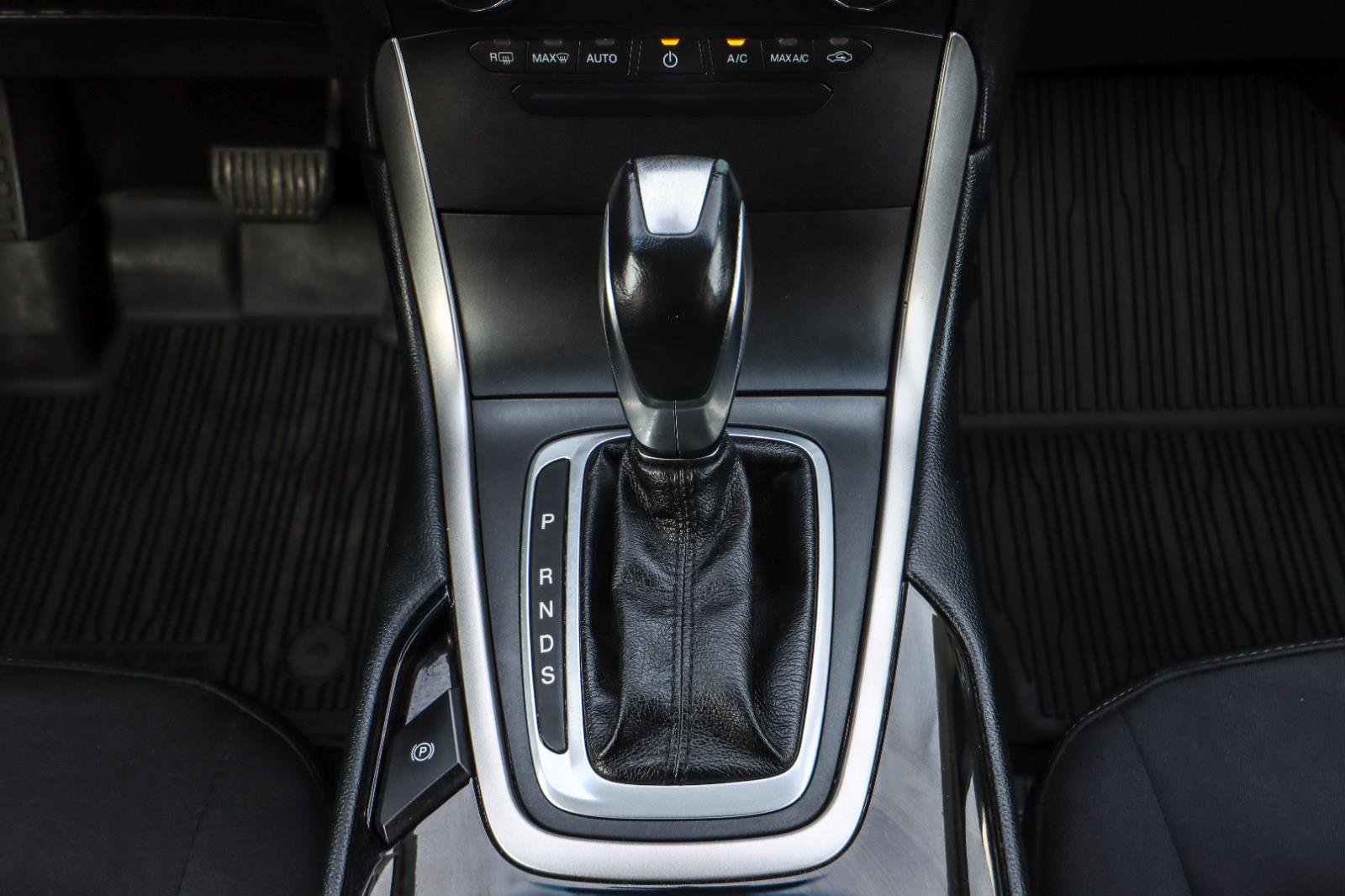 Used 2018 Ford Edge SEL image 25