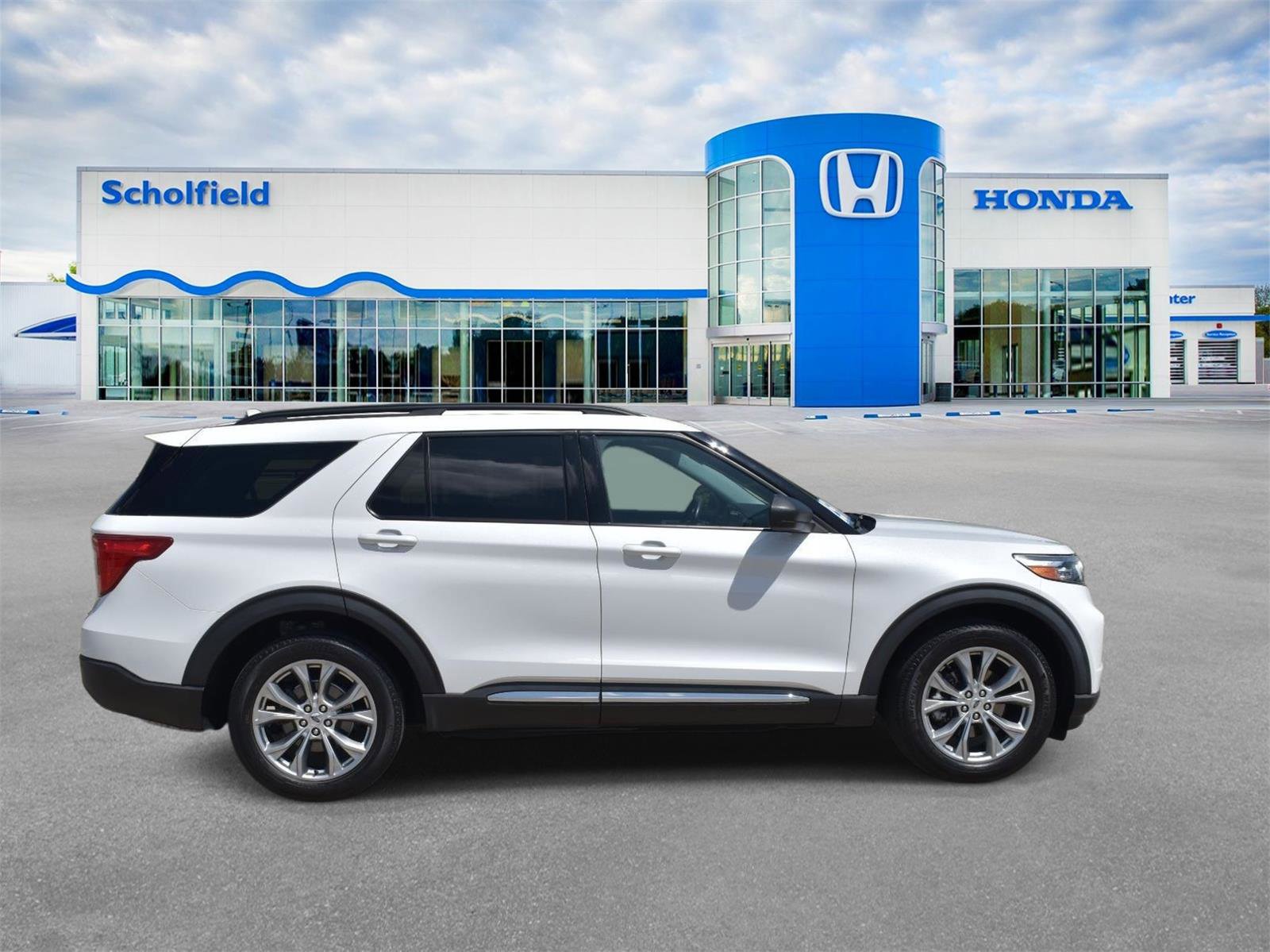 Used 2021 Ford Explorer XLT w/ Equipment Group 202A AWD/4WD image 3