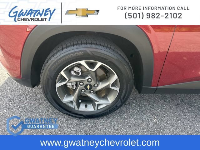 Used 2025 Chevrolet Trax LT w/ LT Convenience Package FWD image 9