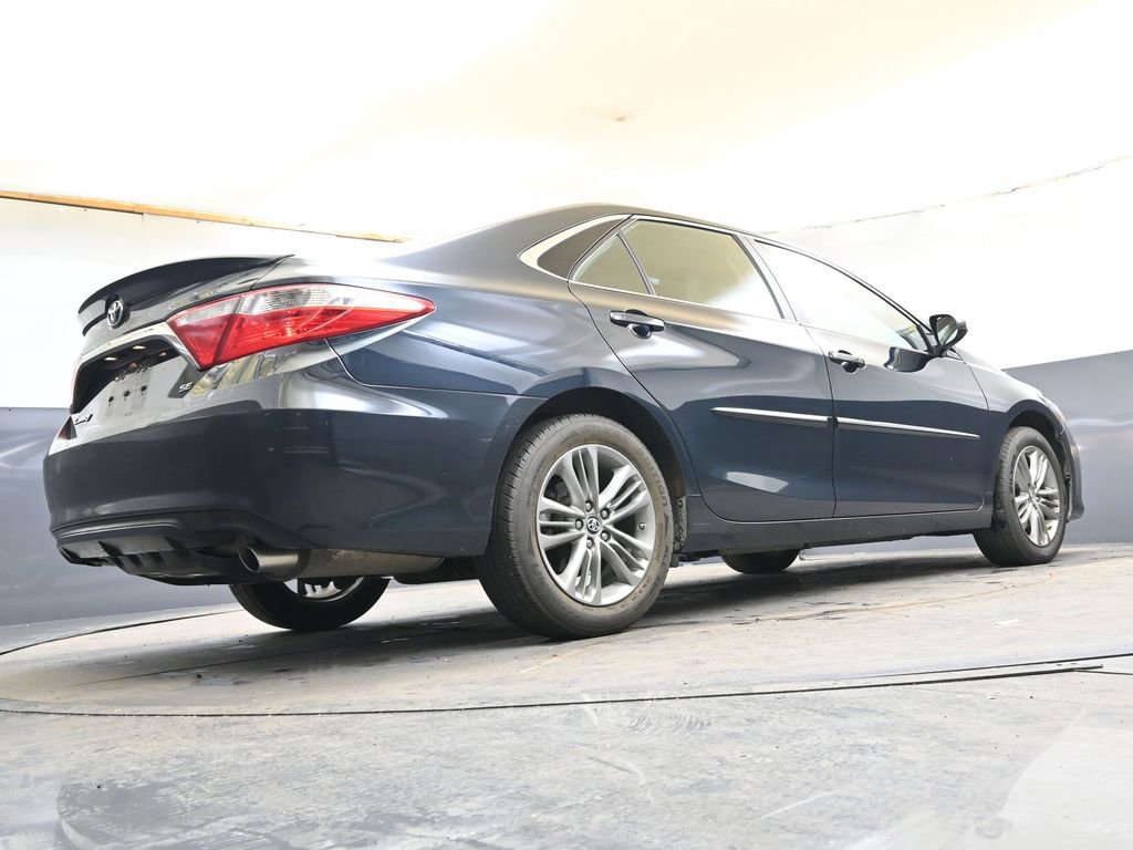 Used 2017 Toyota Camry SE w/ Moonroof Package image 32