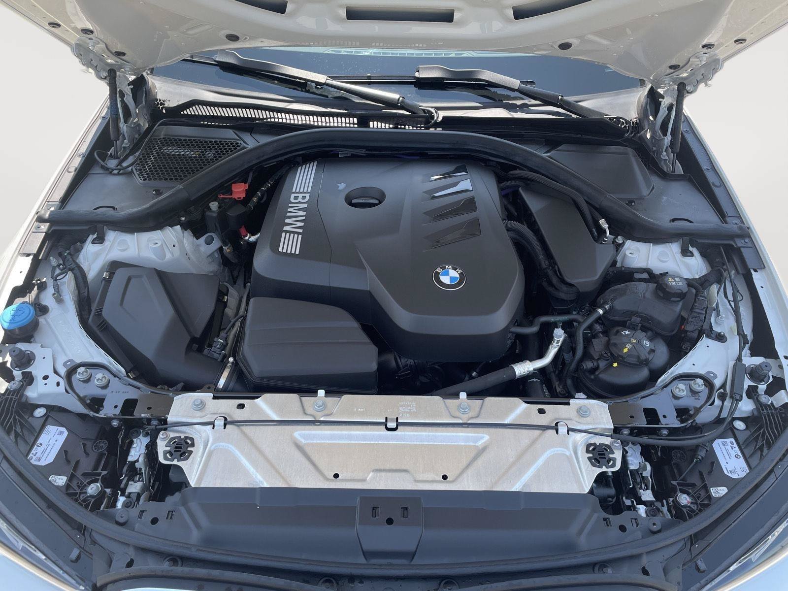 Used 2025 BMW 330i xDrive Sedan w/ Premium Package AWD/4WD image 9