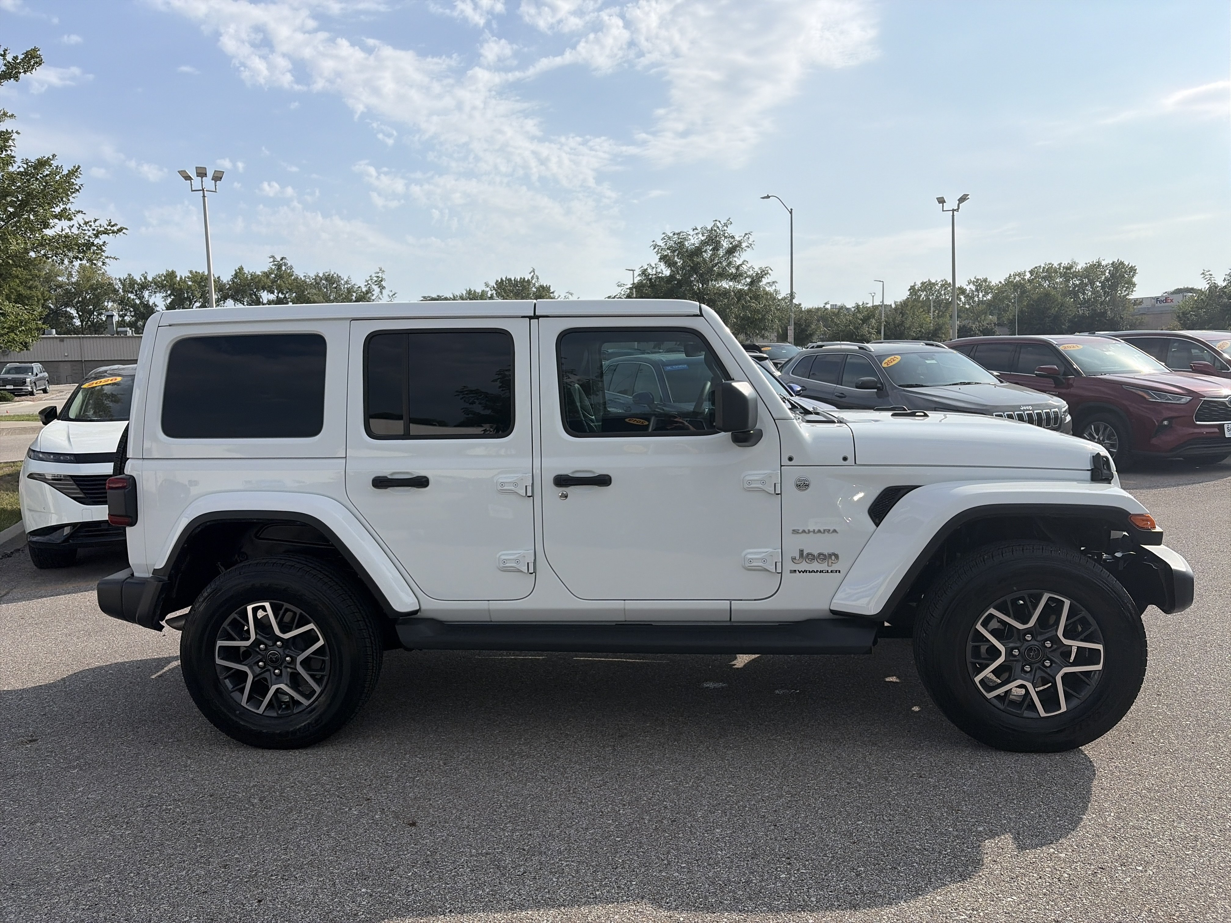 Used 2024 Jeep Wrangler Unlimited Sahara w/ Technology Group AWD/4WD image 4