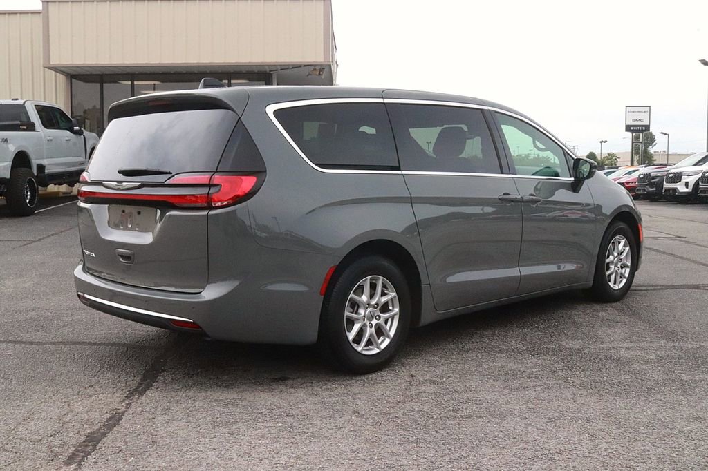 Used 2025 Chrysler Pacifica Select FWD image 5