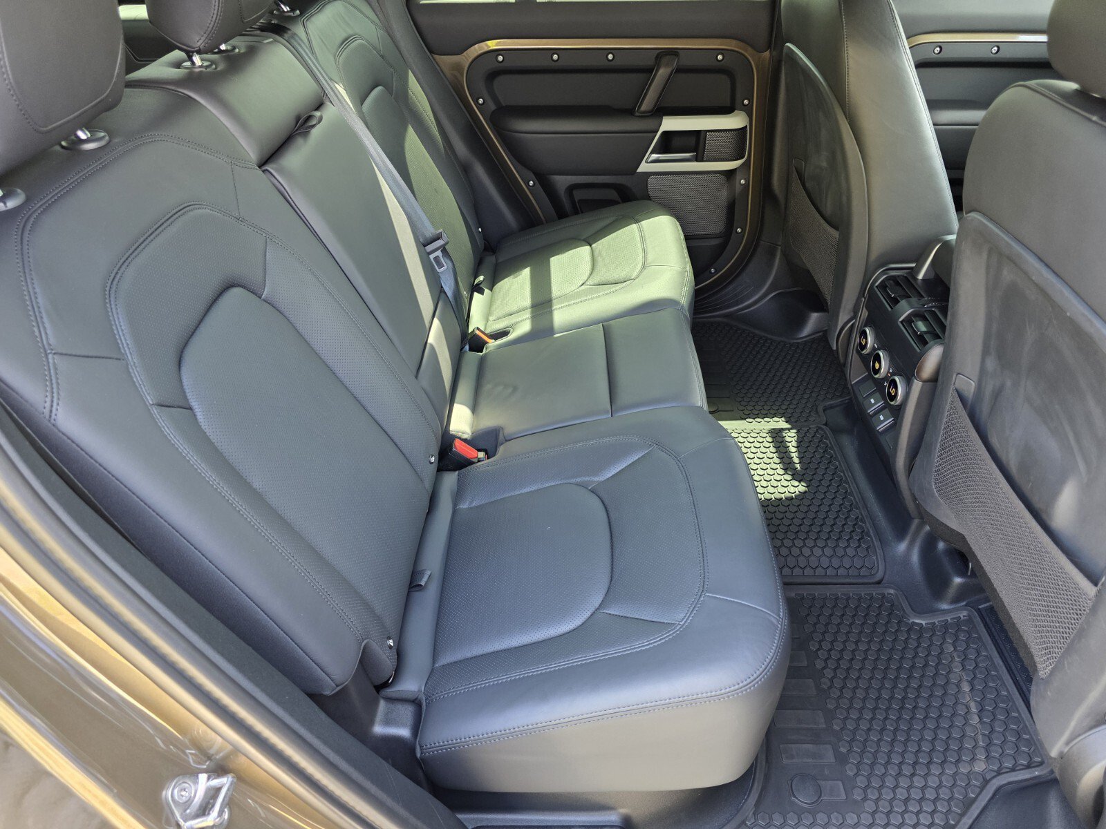 Certified 2024 Land Rover Defender 110 SE AWD/4WD image 5