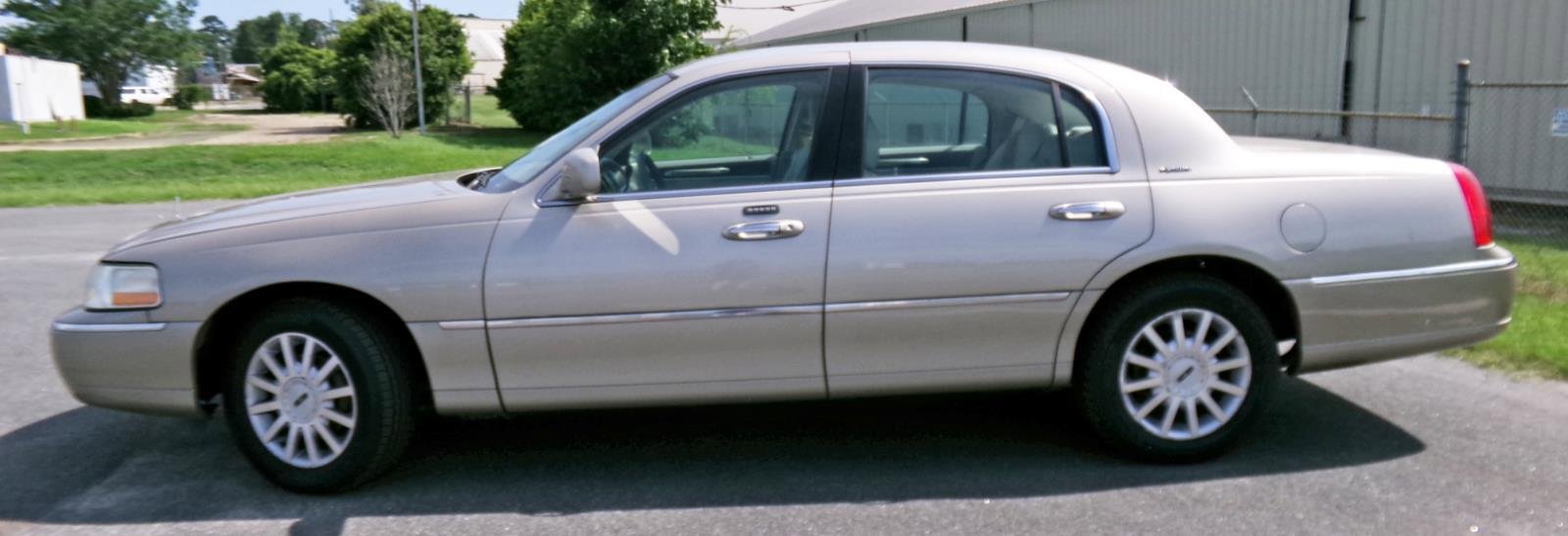 Used 2007 Lincoln Town Car Signature RWD image 2
