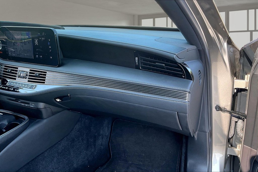 Used 2022 Lexus LS 500 w/ Accessory Package (Z2) RWD image 25