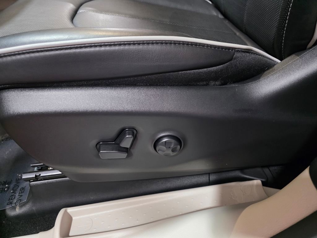 Used 2024 Chrysler Pacifica Limited image 13
