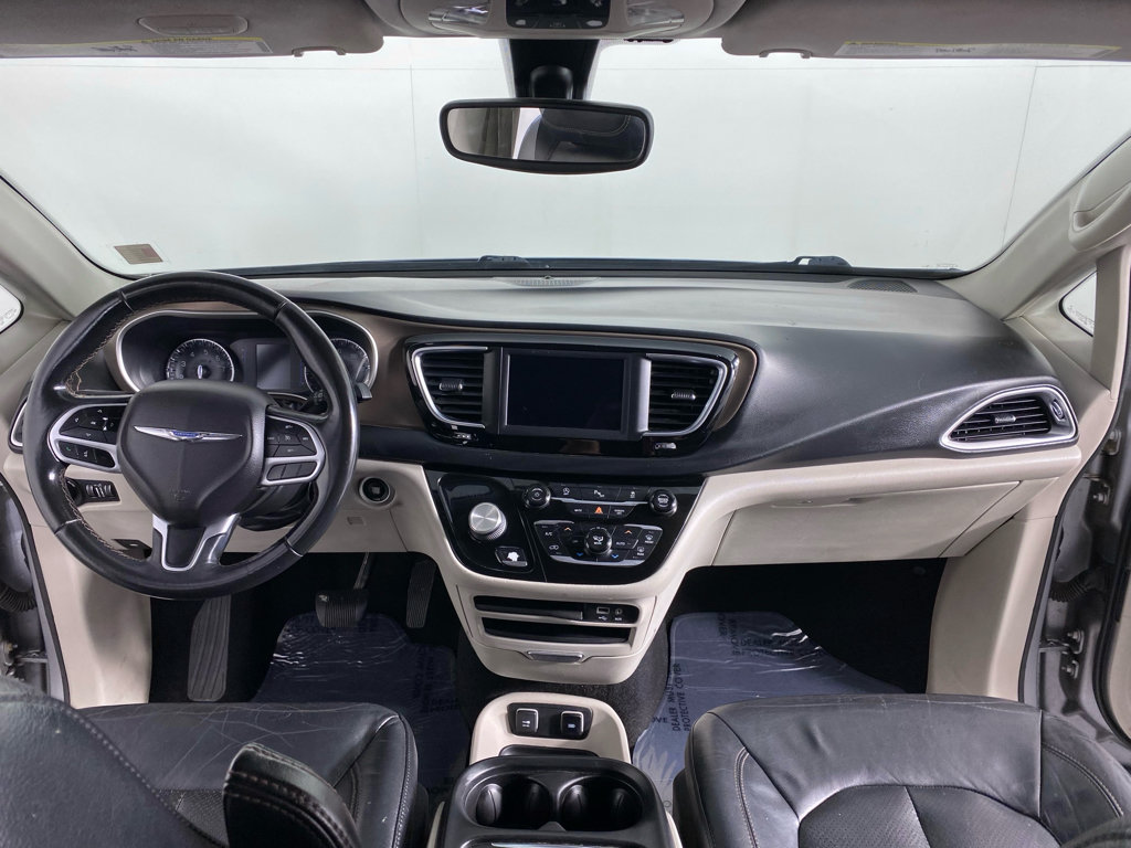 Used 2018 Chrysler Pacifica Touring-L FWD image 18
