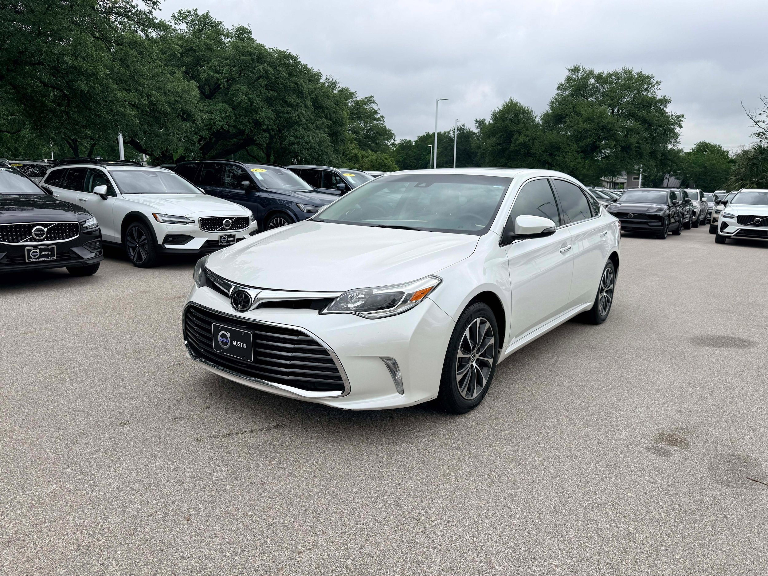 Used 2018 Toyota Avalon XLE Premium FWD image 2