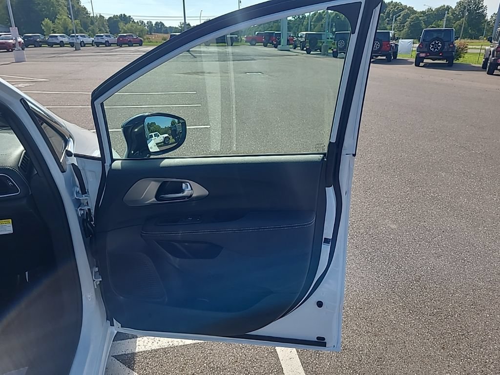 New 2025 Chrysler Pacifica Select FWD image 23