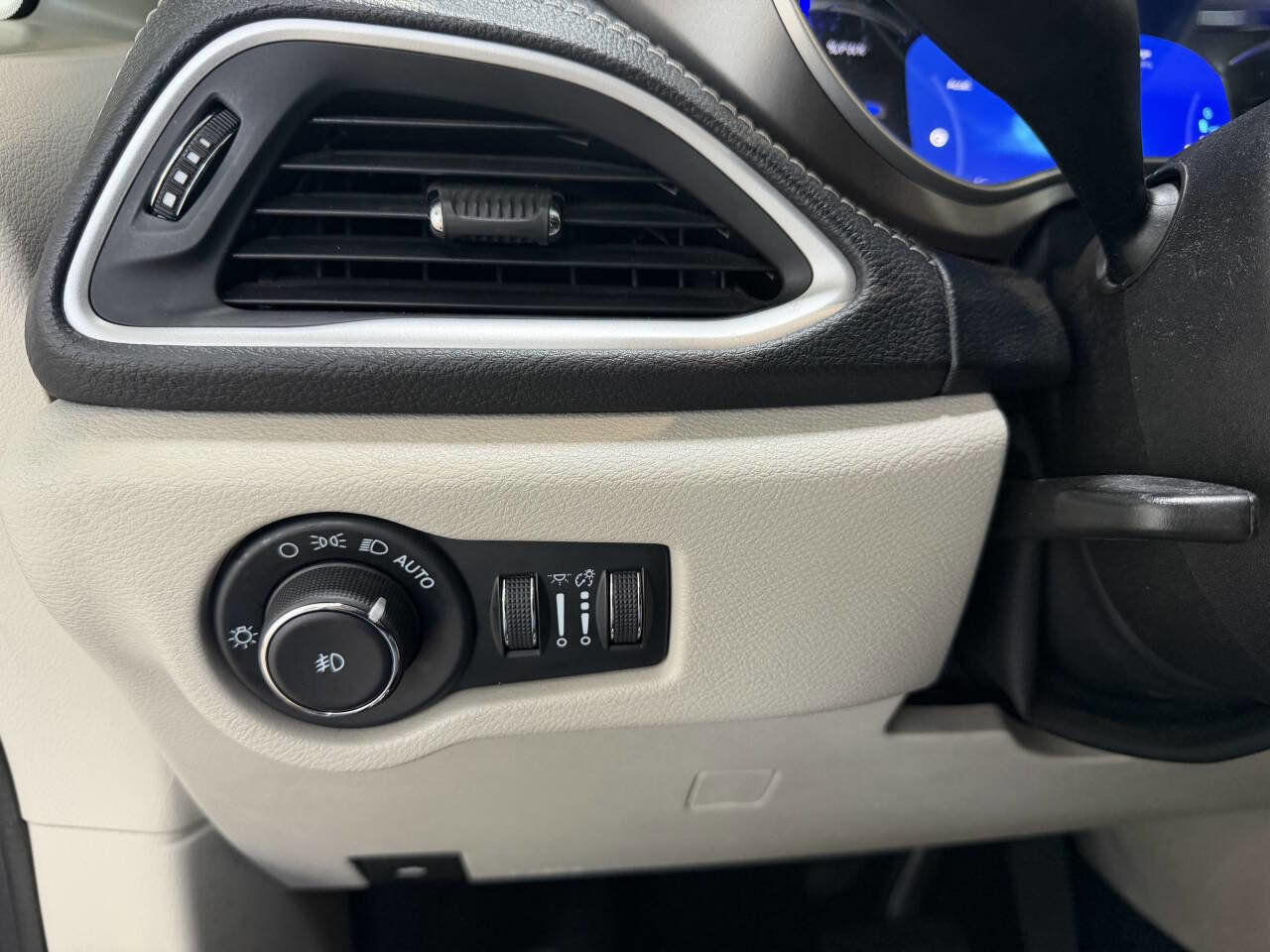Used 2021 Chrysler Pacifica Touring-L FWD image 21