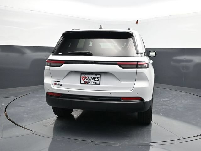 Used 2025 Jeep Grand Cherokee Altitude AWD/4WD image 8