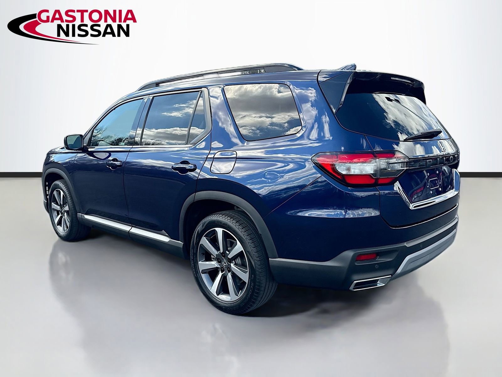 Used 2023 Honda Pilot Touring image 6