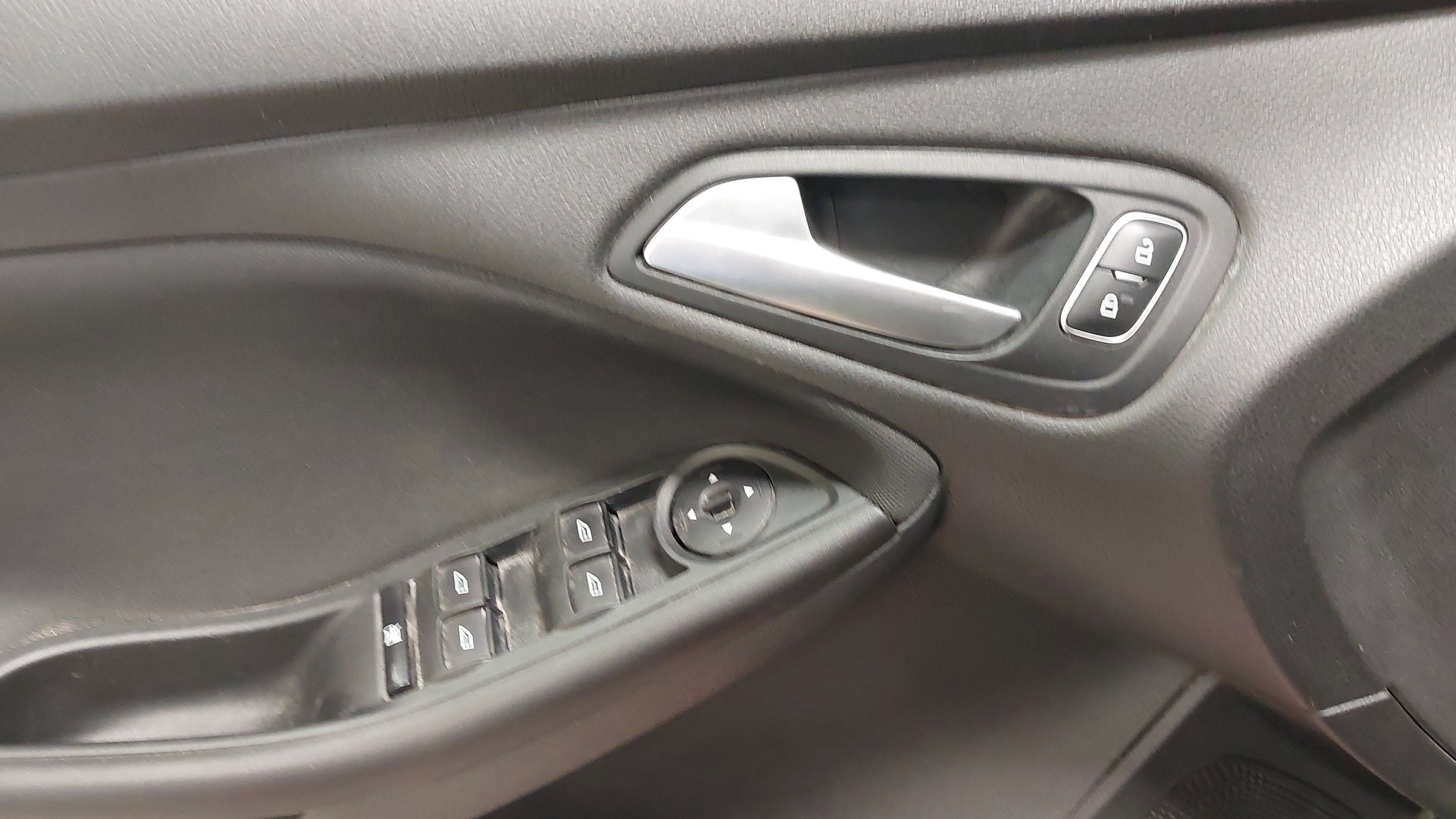 Used 2018 Ford Focus SE FWD image 25