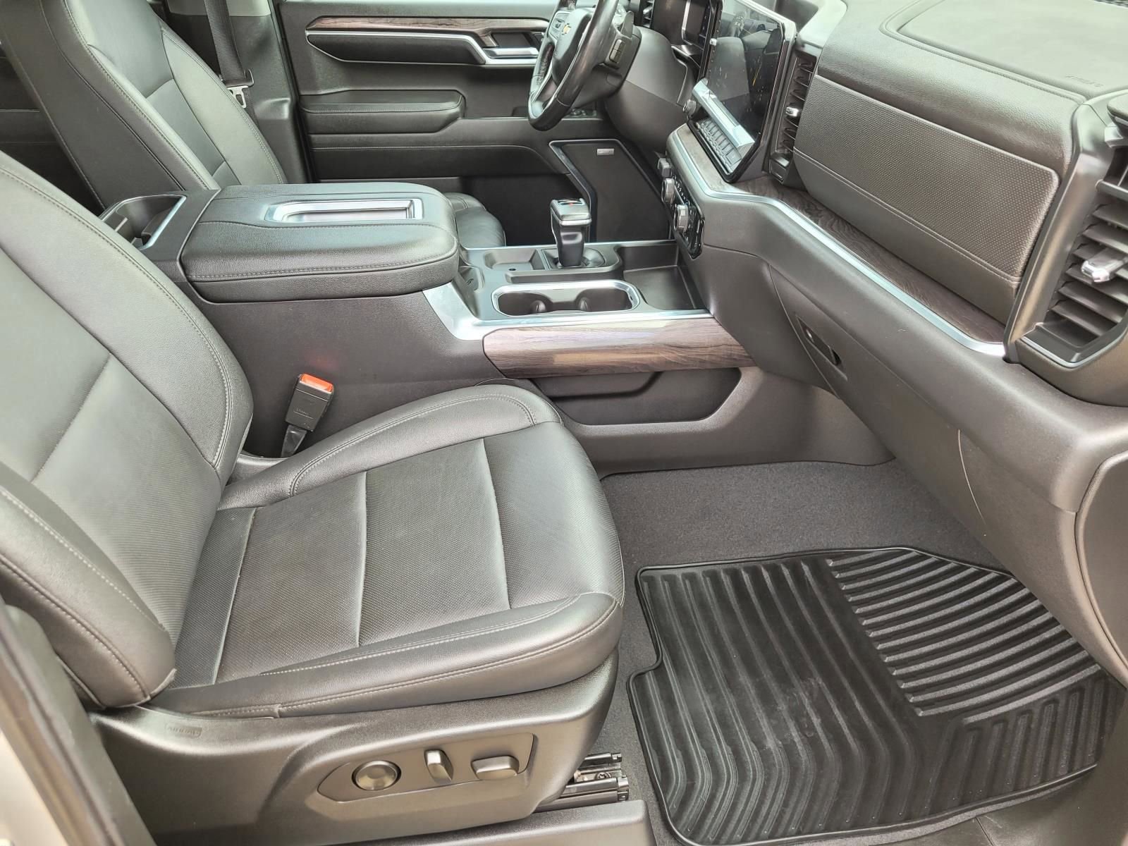 Used 2022 Chevrolet Silverado 1500 LTZ w/ Z71 Off-Road Package AWD/4WD image 11