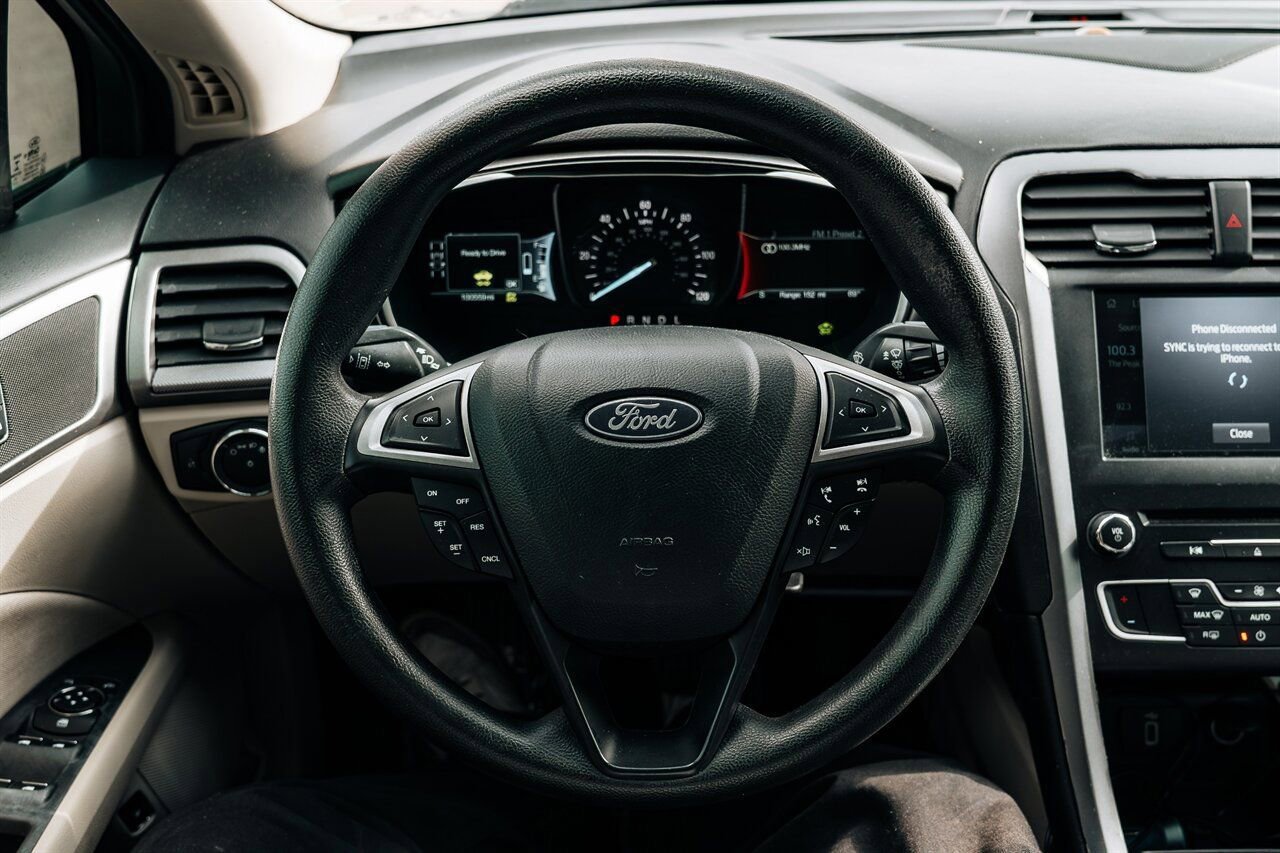 Used 2018 Ford Fusion SE FWD image 23