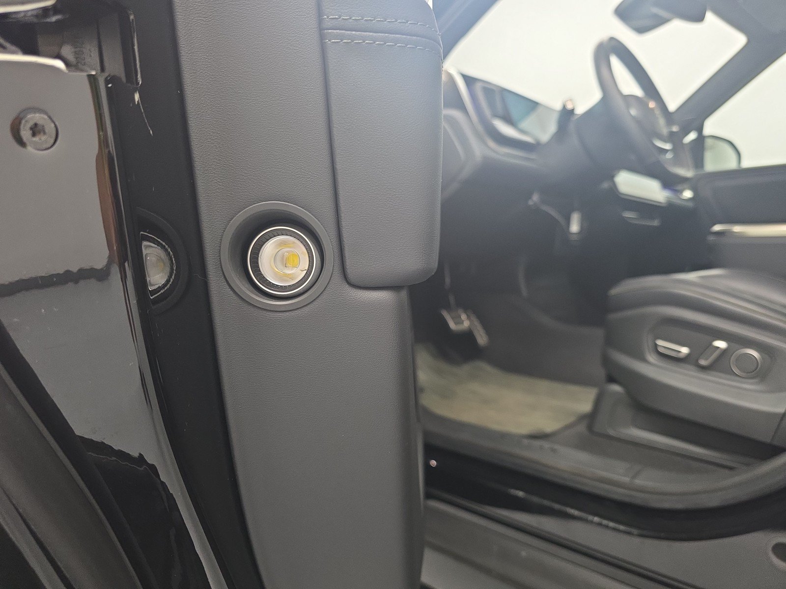 Used 2024 Rivian R1S Adventure AWD/4WD image 32