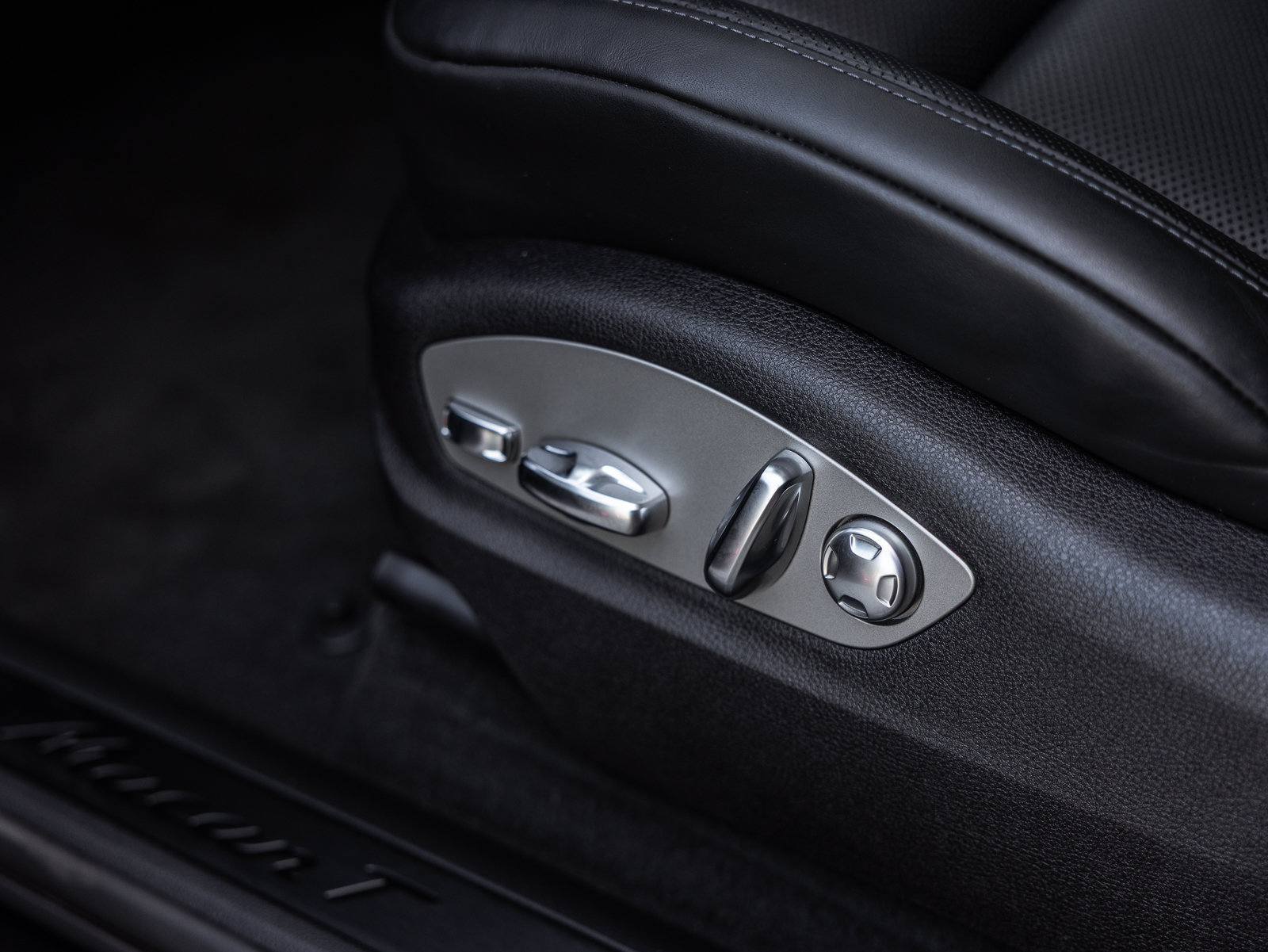 Certified 2026 Porsche Macan Turbo AWD/4WD image 16