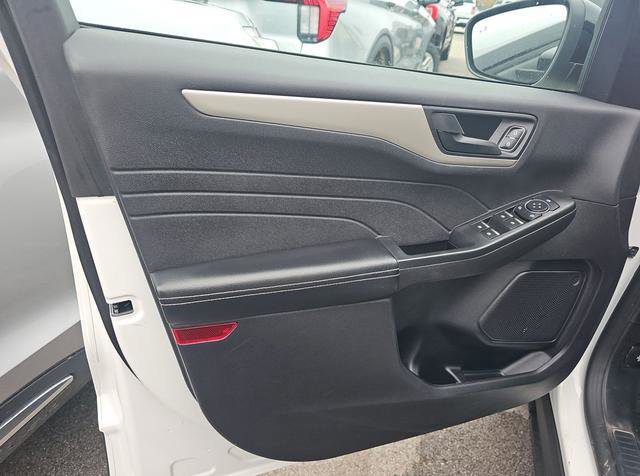 Used 2022 Ford Escape SE w/ SE Sport Appearance Package image 9