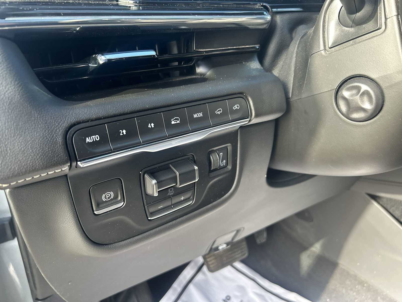 Certified 2024 Cadillac Escalade Sport w/ LPO, ONYX Package image 17